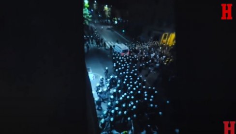 VUČIĆ OGOLIO LAŽI: Policija je pustila Hitnu da prođe, a u tom trenutku blokaderi su napali policajce VUČIĆ OGOLIO LAŽI: Policija je pustila Hitnu da prođe, a u tom trenutku blokaderi su napali policajce