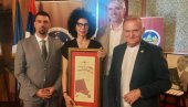 ПОЕЗИЈА КОЈА ЛЕЧИ: Јелени Радовановић у Вршцу уручена престижна награда „Васко Попа“
