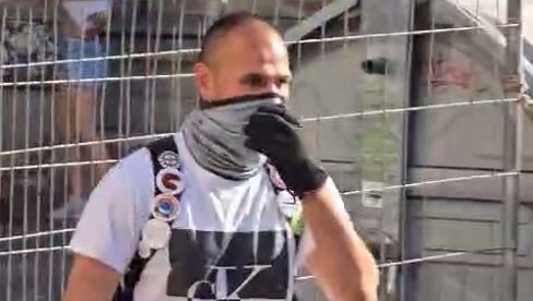 ПРАВЕ ХАОС ПОД МАСКАМА, А БЕЖЕ ОД КАМЕРА! Терористи блокадери крију своје лице док изазивају анархију у Београду! (ВИДЕО) ПРАВЕ ХАОС ПОД МАСКАМА, А БЕЖЕ ОД КАМЕРА! Терористи блокадери крију своје лице док изазивају анархију у Београду! (ВИДЕО)