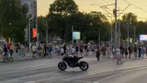ЛУДИЛО БЕЗ КРАЈА, ЖЕЛЕ КРВОПРОЛИЋЕ ПО СВАКУ ЦЕНУ: Терористи блокадери блокирају Београд, стали на Аутокоманду и траже сукоб (ВИДЕО) ЛУДИЛО БЕЗ КРАЈА, ЖЕЛЕ КРВОПРОЛИЋЕ ПО СВАКУ ЦЕНУ: Терористи блокадери блокирају Београд, стали на Аутокоманду и траже сукоб (ВИДЕО)
