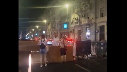 НЕВИЂЕНА СРАМОТА! Блокадери не дају човеку чија се жена порађа да прође (ВИДЕО) НЕВИЂЕНА СРАМОТА! Блокадери не дају човеку чија се жена порађа да прође (ВИДЕО)