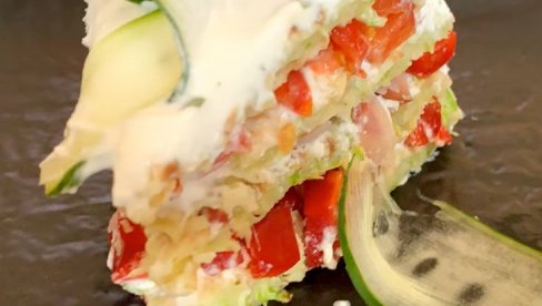PRAVA LETNJA ZVEZDA STOLA: Salata sa tikvicama koja se slaže kao torta