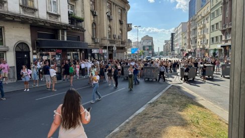 КОНТЕЈНЕР РЕВОЛУЦИЈА: Блокадери малтретирају народ, затворили Теразијски тунел (ФОТО/ВИДЕО) КОНТЕЈНЕР РЕВОЛУЦИЈА: Блокадери малтретирају народ, затворили Теразијски тунел (ФОТО/ВИДЕО)