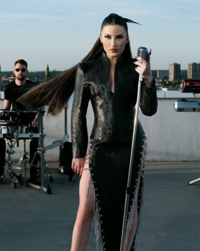 КОЛЕГИНИЦА ГА СХВАТИЛА: Барбара Бобак написала песму највећем естрадном шмекеру (ФОТО)