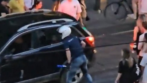 ČOVEK VOZI P0VREĐENO DETE A BLOKADERI MU NE DAJU DA PROĐE I JOŠ GA PLJUJU U FACU: Strašan incident u Beogradu (VIDEO)