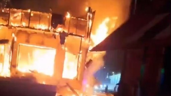 НАПАДНУТ ЛОГИСТИЧКИ ЦЕНТАР У ЛУГАНСКУ: Украјинци извели масован напад дроновима, гори руска опрема (ВИДЕО) НАПАДНУТ ЛОГИСТИЧКИ ЦЕНТАР У ЛУГАНСКУ: Украјинци извели масован напад дроновима, гори руска опрема (ВИДЕО)