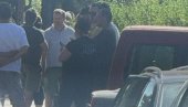 OVAKO BLOKADERI ZAMIŠLJAJU IZBORE: Pritisci, vređanje i stranačka obeležja preko puta biračkog mesta u Kosjeriću OVAKO BLOKADERI ZAMIŠLJAJU IZBORE: Pritisci, vređanje i stranačka obeležja preko puta biračkog mesta u Kosjeriću