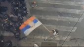 KAKO JE SRPSKA TROBOJKA PONIŽENA OD STRANE BLOKADERA? Zastavu cepali, služila im kao krpa, a sada i kao oružje (VIDEO) KAKO JE SRPSKA TROBOJKA PONIŽENA OD STRANE BLOKADERA? Zastavu cepali, služila im kao krpa, a sada i kao oružje (VIDEO)