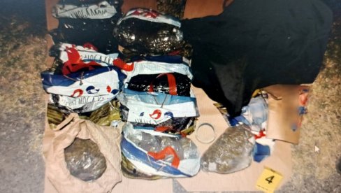 U AUTO-PRIKOLICI U RUMENKI ZAPLENJENO 20 KILOGRAMA MARIHUANE: Novosadska policija uhapsila dvojicu osumnjičenih  za trgovinu drogom