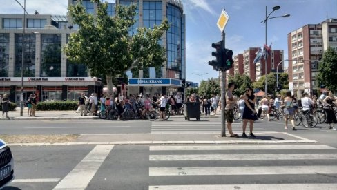 ЗАРОБЉЕНИ НА РАСКРСНИЦИ: Блокадери згубидани и данас малтетирају грађане Новог Сада (ФОТО/ВИДЕО)