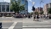 ZAROBLJENI NA RASKRSNICI: Blokaderi zgubidani i danas maltetiraju građane Novog Sada (FOTO/VIDEO) ZAROBLJENI NA RASKRSNICI: Blokaderi zgubidani i danas maltetiraju građane Novog Sada (FOTO/VIDEO)