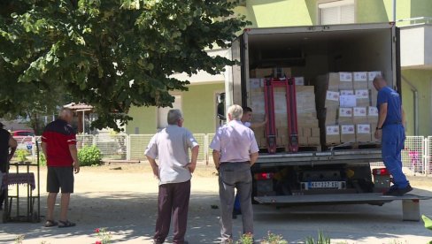 PENZIONERIA SA NAJNIŽIM PRIMANJIMA URUČENI PAKETI POMOĆI: podeljena 884 paketa PENZIONERIA SA NAJNIŽIM PRIMANJIMA URUČENI PAKETI POMOĆI: podeljena 884 paketa