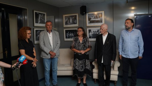 СТИХОВИ ЗА КАШИКУ СИРОТИЊЕ НА КОСОВУ: Матија Бећковић и Звездара театар сав приход од вечери поезије поклонили народним кухињама на КиМ СТИХОВИ ЗА КАШИКУ СИРОТИЊЕ НА КОСОВУ: Матија Бећковић и Звездара театар сав приход од вечери поезије поклонили народним кухињама на КиМ