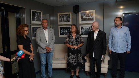 STIHOVI ZA KAŠIKU SIROTINJE NA KOSOVU: Matija Bećković i Zvezdara teatar sav prihod od večeri poezije poklonili narodnim kuhinjama na KiM STIHOVI ZA KAŠIKU SIROTINJE NA KOSOVU: Matija Bećković i Zvezdara teatar sav prihod od večeri poezije poklonili narodnim kuhinjama na KiM