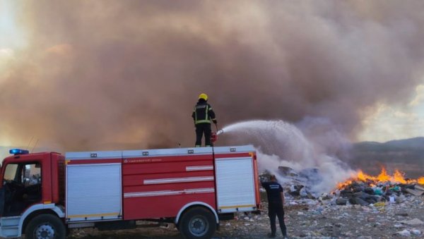 ОГЛАСИО СЕ ИНСТИТУТ ЗА ЈАВНО ЗДРАВЉЕ НАКОН ПОЖАРА НА ДЕПОНИЈИ У КРАГУЈЕВЦУ: Све измерене вредности у границама дозвољених ОГЛАСИО СЕ ИНСТИТУТ ЗА ЈАВНО ЗДРАВЉЕ НАКОН ПОЖАРА НА ДЕПОНИЈИ У КРАГУЈЕВЦУ: Све измерене вредности у границама дозвољених