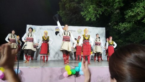 79 GODINA KUD „VINOGRADI“: Folklorni ansambl svečanim koncertom obeležio rođendan 79 GODINA KUD „VINOGRADI“: Folklorni ansambl svečanim koncertom obeležio rođendan