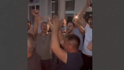 UBEDLJIV TRIJUMF: Naprednjaci slave pobedu u Kosjeriću (VIDEO)