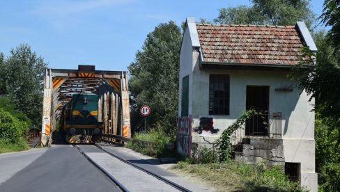 VOJSKA POSTAVLJA PONTONSKI MOST NADOMAK SVILAJNCA: Rešenje za nebezbednu konstrukciju VOJSKA POSTAVLJA PONTONSKI MOST NADOMAK SVILAJNCA: Rešenje za nebezbednu konstrukciju