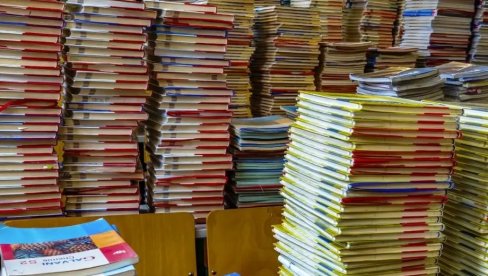 ISPORUKA UDŽBENIKA ZA NACIONANE MANJINE: Đačke knjige za 28.000 učenika u 163 osnovne škole ISPORUKA UDŽBENIKA ZA NACIONANE MANJINE: Đačke knjige za 28.000 učenika u 163 osnovne škole