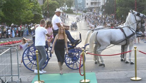 ДУХ СЛОБОДЕ, БУНТА И НАПРЕТКА: Уз дефиле фијактера, ватромет и музику, испод Космаја отворен 53. Софест