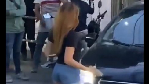 РЕАГОВАЛА И ПОЛИЦИЈА: Ухватила рођеног оца са љубавницом - направила ХАОС на улици (ВИДЕО) РЕАГОВАЛА И ПОЛИЦИЈА: Ухватила рођеног оца са љубавницом - направила ХАОС на улици (ВИДЕО)