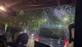 BLOKADERI NAPALI POLICIJU NA BULEVARU: Užasne scene - povređen policajac, uništeno policijsko vozilo (VIDEO) BLOKADERI NAPALI POLICIJU NA BULEVARU: Užasne scene - povređen policajac, uništeno policijsko vozilo (VIDEO)
