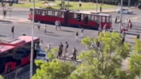 10 BLOKADERA BLOKIRALO RASKRSNICU: Zbog njih sve stoji - zbog njih ispaštaju vredni ljudi (VIDEO) 10 BLOKADERA BLOKIRALO RASKRSNICU: Zbog njih sve stoji - zbog njih ispaštaju vredni ljudi (VIDEO)