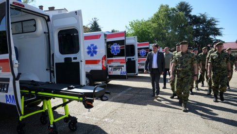 DESET NOVIH SANITETSKIH VOZILA ZA VOJSKU SRBIJE: Primopredaji prisustvovali Mojsilović i Gašić (FOTO) DESET NOVIH SANITETSKIH VOZILA ZA VOJSKU SRBIJE: Primopredaji prisustvovali Mojsilović i Gašić (FOTO)