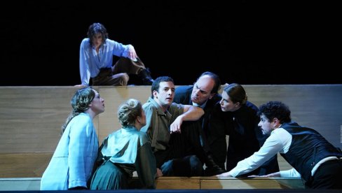 OČEVI I OCI U GRAD TEATRU: Predstava u režiji Veljka Mićunovića na budvanskom festivalu OČEVI I OCI U GRAD TEATRU: Predstava u režiji Veljka Mićunovića na budvanskom festivalu