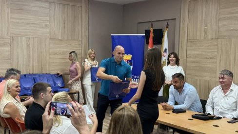 VUKOVCI NA BILBORDIMA: Nagrađeni najbolji đaci srednjih i osnovnih škola sa teritorije Voždovca VUKOVCI NA BILBORDIMA: Nagrađeni najbolji đaci srednjih i osnovnih škola sa teritorije Voždovca
