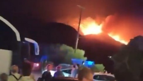 ХИЉАДЕ ЉУДИ ЕВАКУИСАНО: Велики шумски пожар (ФОТО/ВИДЕО) ХИЉАДЕ ЉУДИ ЕВАКУИСАНО: Велики шумски пожар (ФОТО/ВИДЕО)