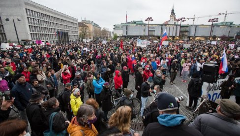 POLICIJA SUZAVCEM I VODENIM TOPOVIMA NA POBUNJENIKE U LJUBLJANI: Ovako su Slovenci razbijali demonstrante 2021.
