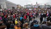 POLICIJA SUZAVCEM I VODENIM TOPOVIMA NA POBUNJENIKE U LJUBLJANI: Ovako su Slovenci razbijali demonstrante 2021.