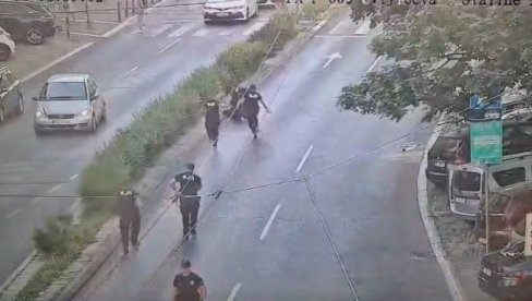 ПОГЛЕДАЈТЕ ШТА ЈЕ БЛОКАДЕРСКА ПОЛИТИКА: Окренеш контејнер, избациш смеће и бежиш као зец. Који је смисао? (ВИДЕО) ПОГЛЕДАЈТЕ ШТА ЈЕ БЛОКАДЕРСКА ПОЛИТИКА: Окренеш контејнер, избациш смеће и бежиш као зец. Који је смисао? (ВИДЕО)
