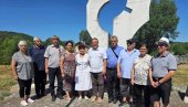 SEĆANJE NA HEROJE IZ DAVIDOVCA: Položeni venci na spomenik stradalima u oba svetska rata (FOTO)