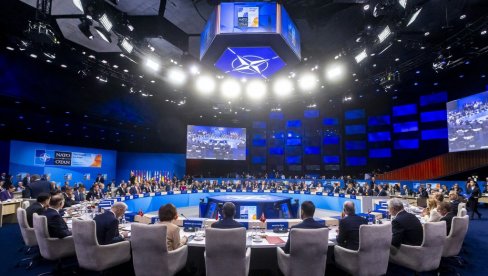 ДИПЛОМАТСКИ ГАФ: Шведски званичник заборавио документа о чланству у НАТО-у у тоалету аеродрома ДИПЛОМАТСКИ ГАФ: Шведски званичник заборавио документа о чланству у НАТО-у у тоалету аеродрома