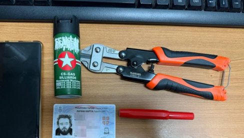 SUZAVAC, KLEŠTA... Policija privela naoružanog blokadera - Pogledajte šta su mu sve našli (FOTO)