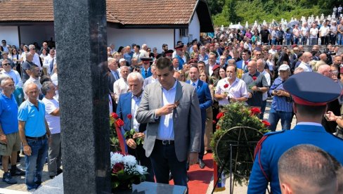 ШЕШЕЉ НА ЧЕЛУ: Радикали на помену у Братунцу (ФОТО)