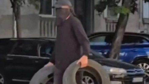 OGOLJEN SAV APSURD BLOKADERA: Maskirani terorista ili student koji nosi gume jer je krenuo na saobraćajni fakultet? (FOTO) OGOLJEN SAV APSURD BLOKADERA: Maskirani terorista ili student koji nosi gume jer je krenuo na saobraćajni fakultet? (FOTO)