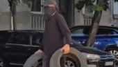 OGOLJEN SAV APSURD BLOKADERA: Maskirani terorista ili student koji nosi gume jer je krenuo na saobraćajni fakultet (FOTO)