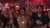 USTAŠKO DIVLJANJE U ZAGREBU NE STAJE! Tompson i rulja slave genocidnu Oluju i progon Srba! Čuo se i govor Franje Tuđmana! (VIDEO/FOTO)