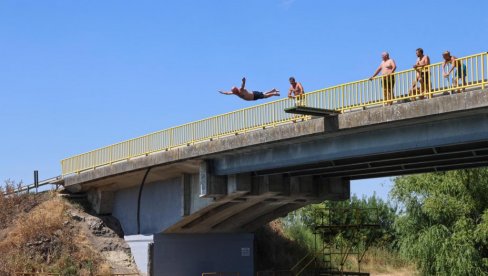 СКОКОВИ СА МОСТА У БЕГЕЈ СКОКОВИ СА МОСТА У БЕГЕЈ