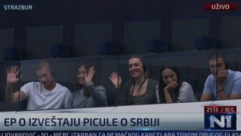 TOMPSONOV KONCERT OTKRIO SVE! Pogledajte kakav ustaša drži lekciju srpskim blokaderima, a oni mu se smeškaju i pozdravljaju ga (VIDEO) TOMPSONOV KONCERT OTKRIO SVE! Pogledajte kakav ustaša drži lekciju srpskim blokaderima, a oni mu se smeškaju i pozdravljaju ga (VIDEO)