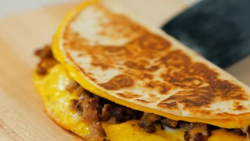 JAKO SE BRZO PRIPREMAJU: Tortilje sa slaninicom i sirom