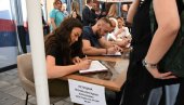 ВЕЛИКИ БРОЈ ГРАЂАНА ЧЕКА У РЕДУ: Прикупљање потписа за петицију против градње нових мостова на Ибру (ФОТО) ВЕЛИКИ БРОЈ ГРАЂАНА ЧЕКА У РЕДУ: Прикупљање потписа за петицију против градње нових мостова на Ибру (ФОТО)