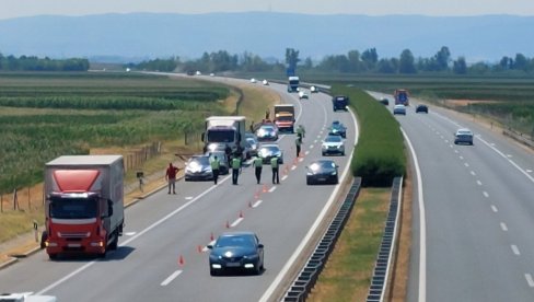 ВОЗАЧУ КАМИОНА ОДРЕЂЕН ПРИТВОР: Приведен осумњичени за саобраћајну несрећу у којој је погинуо полицајац ВОЗАЧУ КАМИОНА ОДРЕЂЕН ПРИТВОР: Приведен осумњичени за саобраћајну несрећу у којој је погинуо полицајац