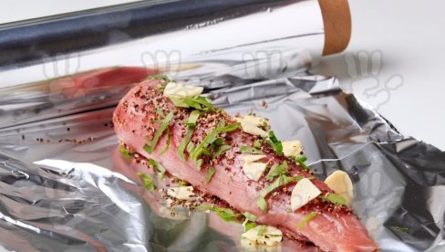 ALUMINIJUMSKA FOLIJA NIJE BEZBEDNO REŠENJE: Za čuvanje hrane, upozoravaju stručnjaci ALUMINIJUMSKA FOLIJA NIJE BEZBEDNO REŠENJE: Za čuvanje hrane, upozoravaju stručnjaci