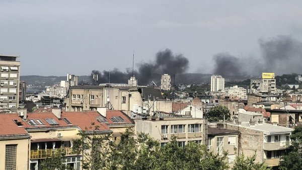ВЕЛИКИ ПОЖАР НА КАРБУРМИ: Густ облак црног дима надвио се Београдом (ФОТО) ВЕЛИКИ ПОЖАР НА КАРБУРМИ: Густ облак црног дима надвио се Београдом (ФОТО)