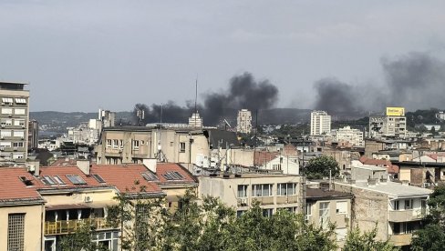VELIKI POŽAR NA KARBURMI: Gust oblak crnog dima nadvio se Beogradom (FOTO)