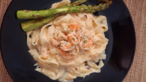 SAVRŠENO: Pasta sa kozicama u kremastom sosu i šparglama